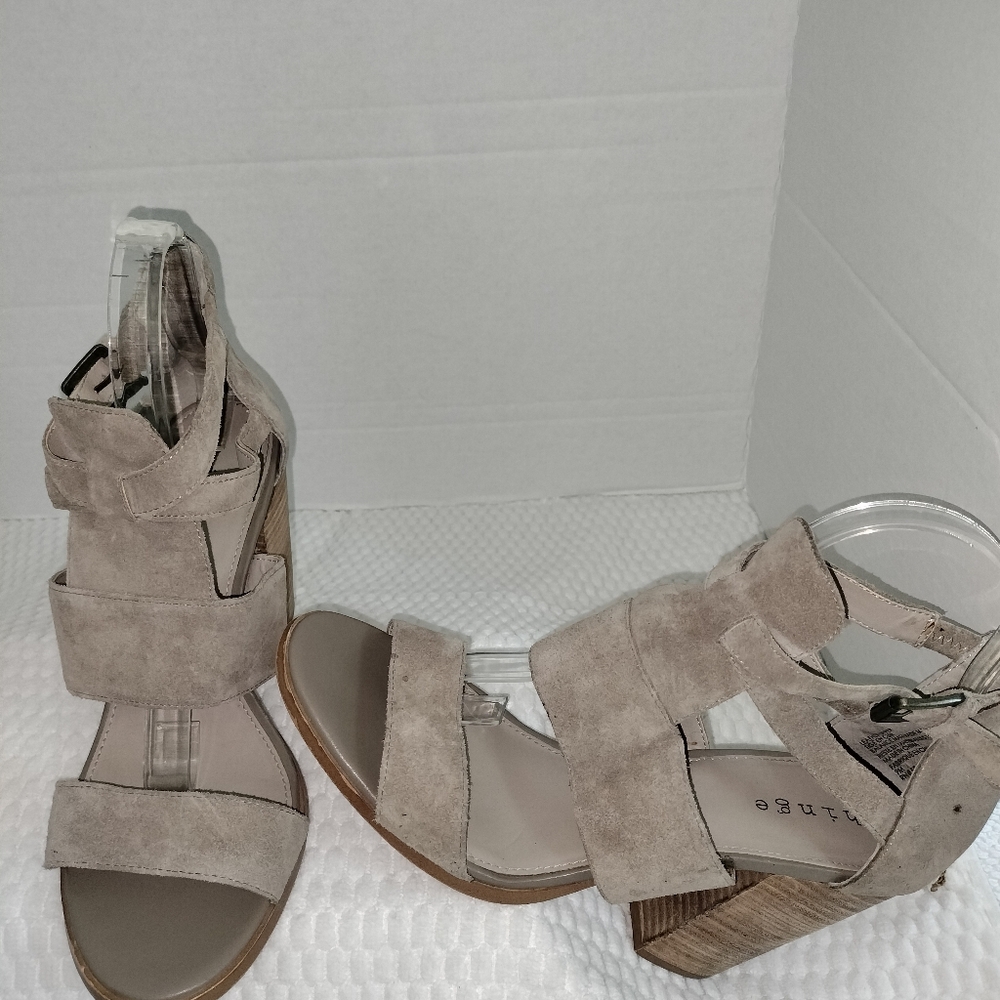 Hinge Women's Tan Heels with Medium Block Heel and Ankle Strap Sz 9M